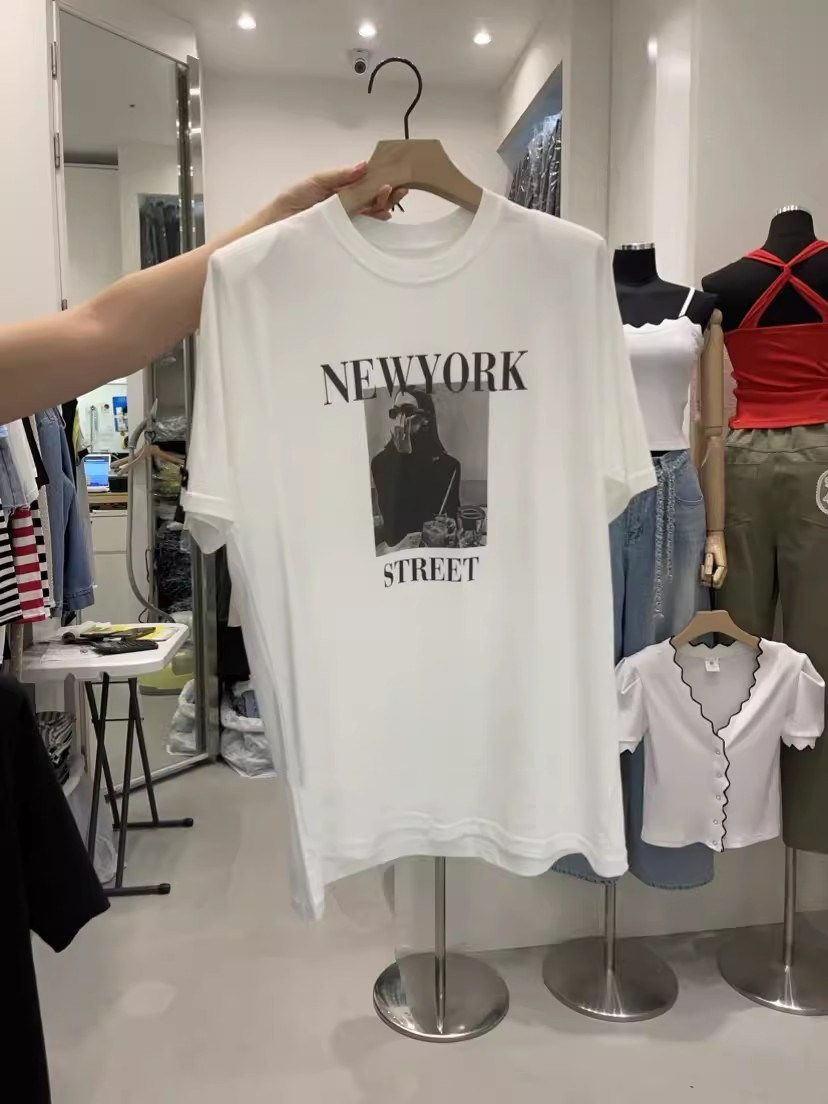 Street Fashion New York 2026 - New York Street Fashion Girl Graphic